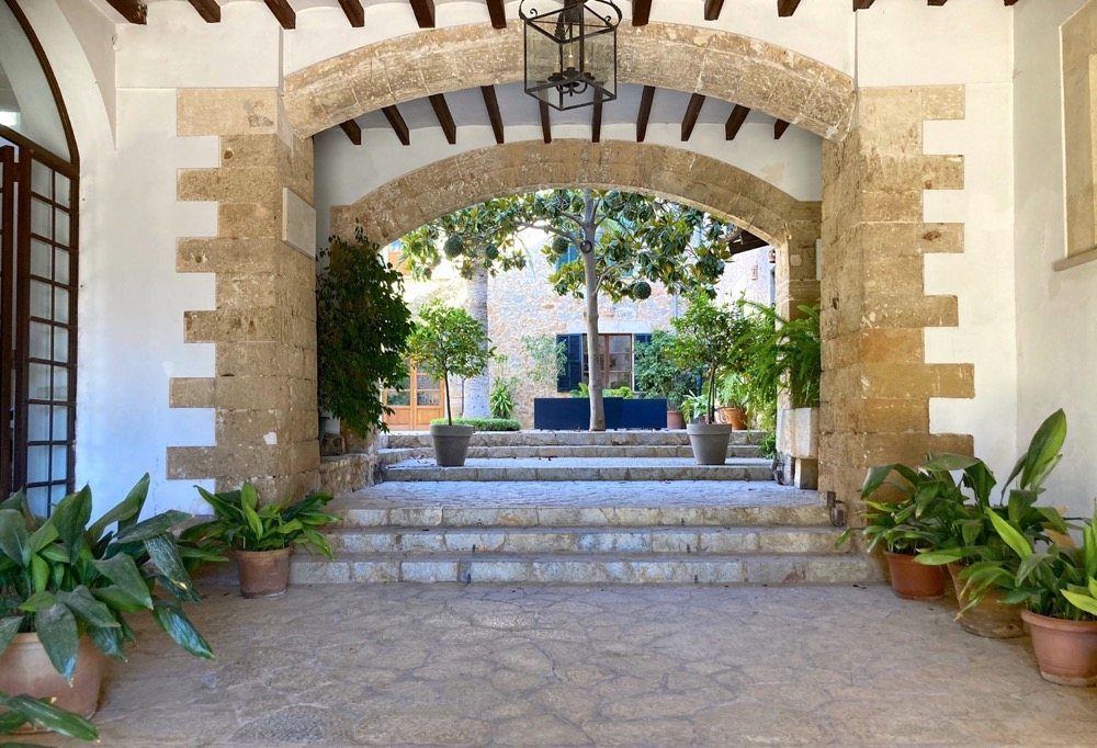 Arcos de piedra de marés que se abren al patio de una casa señorial mallorquina