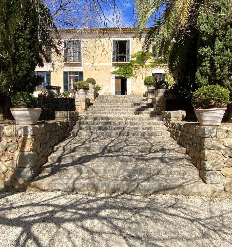 Steintreppe hinauf zu einem historischen Herrenhaus auf dem mallorquinischen Land